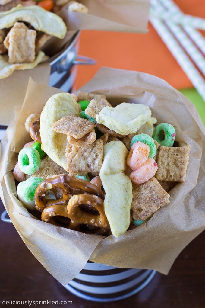Apple Chip Snack Mix - such a fun mix of things that are healthy and kid-favorites too!